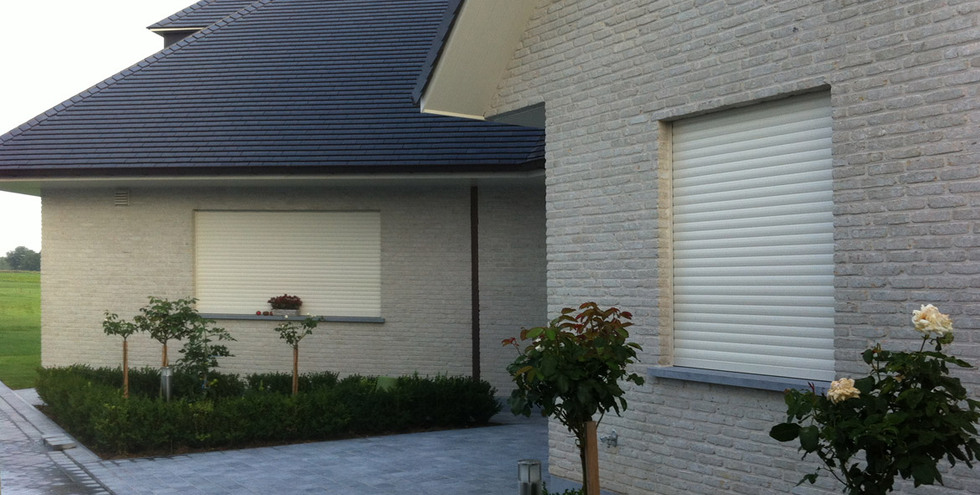 Nadokenní roleta MONO – box otočený do interiéru