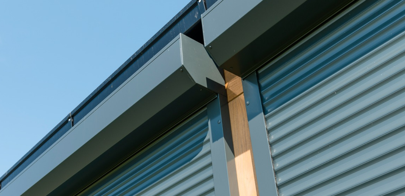 Detail boxu předokenní rolety